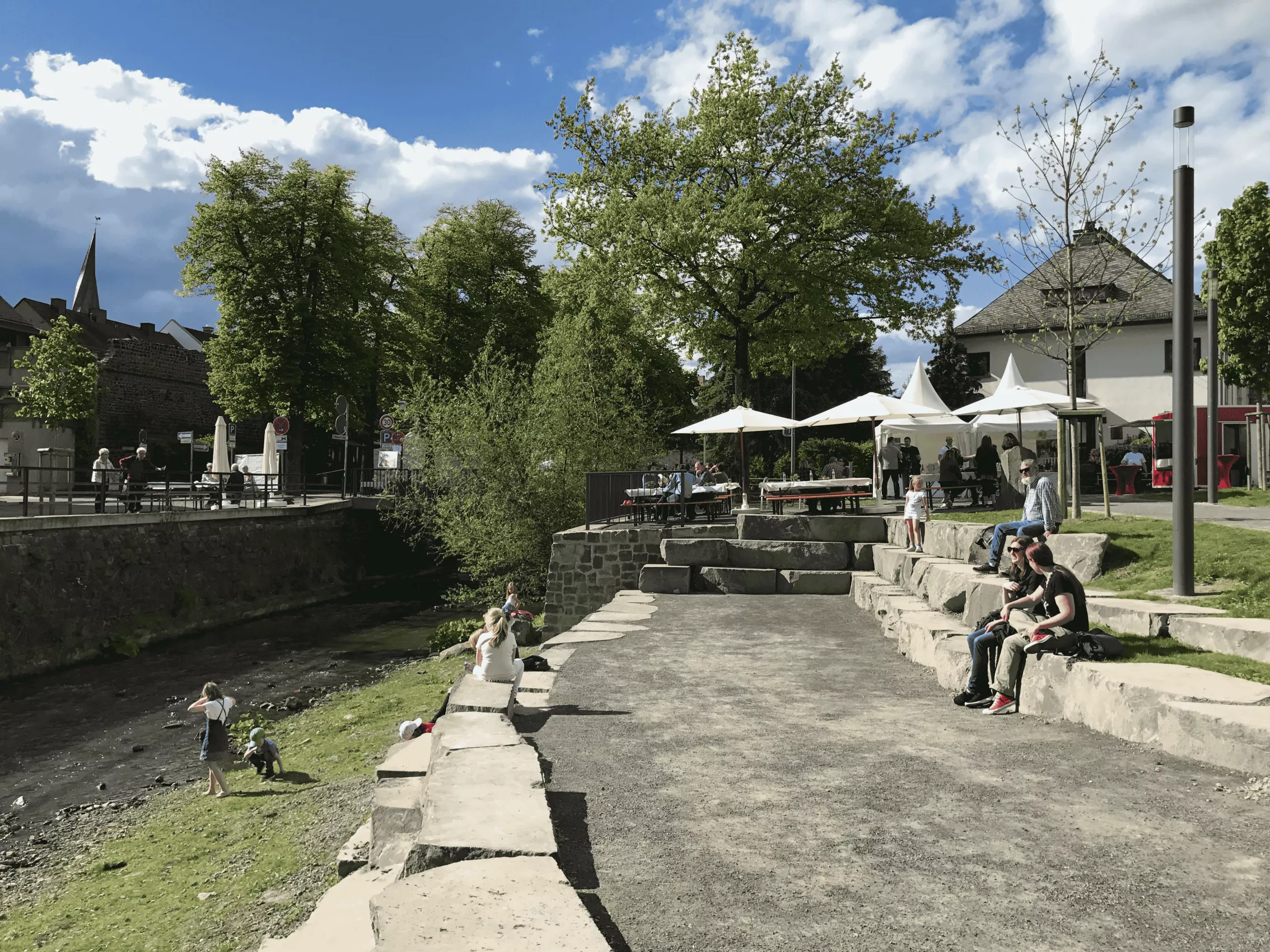 Blick entlang der Nette mit neugestaltetem Uferbereich und Grünraum in Mayen